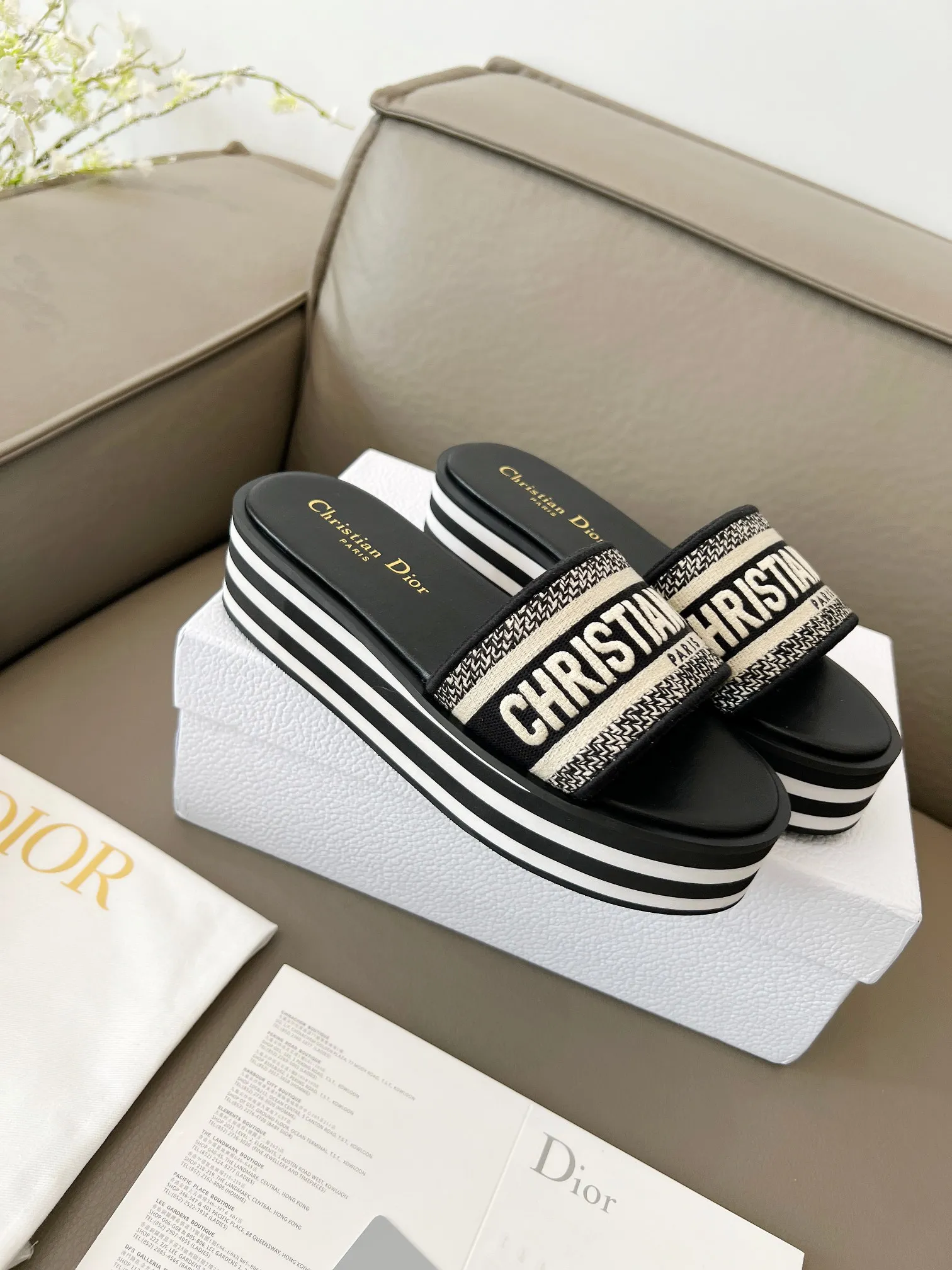 👟👟Ex-factory price 480👟👟 Dior's new spring and summer IVIETA DWAY jelly-colored flat-soled one-slip women's shoes with CD letter logo three-dimensional embroidery thick-soled round toe open-toe slippers. The original version is developed to be the top version on the market. It feels soft and delicate on the feet and is extremely comfortable. Material: Upper imported raffia electric embroidery high-temperature water-soluble cotton technical fabric + water-dyed cowhide foot pad lining + original consistent combination outsole Outsole: original outsole Size: 35-42 (40.41.42 custom-made, non-refundable and non-exchangeable)